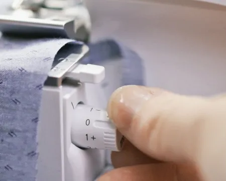 Коверлок Коверлок Bernina L890 — рабочая зона и приставной столик