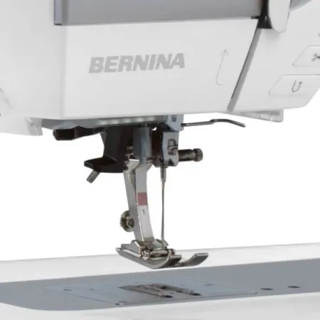 Швейно-вышивальная машина Швейно-вышивальная машина Bernina 735 — сенсорный дисплей и панель управления