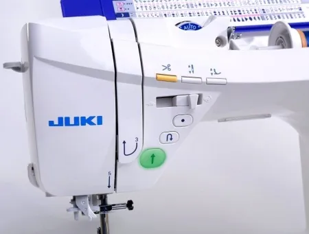 Швейная машина Швейная машина Juki DX-2000QVP — ЖК-дисплей и управление
Швейная машина Швейная машина Juki DX-2000QVP — рабочая зона и подсветка
Швейная машина Швейная машина Juki DX-2000QVP — система Box Feed
Швейная машина Швейная машина Juki DX-2000QVP — комплект аксессуаров