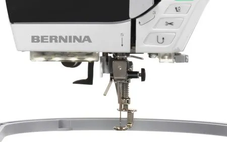 Швейно-вышивальная машина Швейно-вышивальная машина Bernina 590 — сенсорный дисплей и панель управления