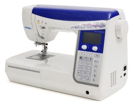 Швейная машина Швейная машина Juki DX-2000QVP — ЖК-дисплей и управление
Швейная машина Швейная машина Juki DX-2000QVP — рабочая зона и подсветка
Швейная машина Швейная машина Juki DX-2000QVP — система Box Feed
Швейная машина Швейная машина Juki DX-2000QVP — комплект аксессуаров